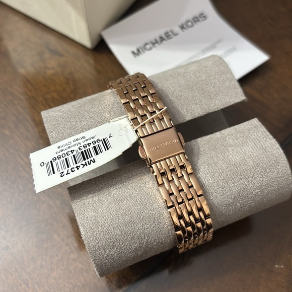 Michael Kors Rose Gold Watch - Picture 5 of 11